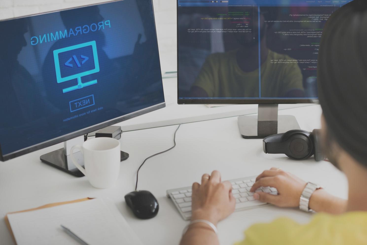 Teilnehmer arbeitet an einem Webdesign-Projekt am Computer